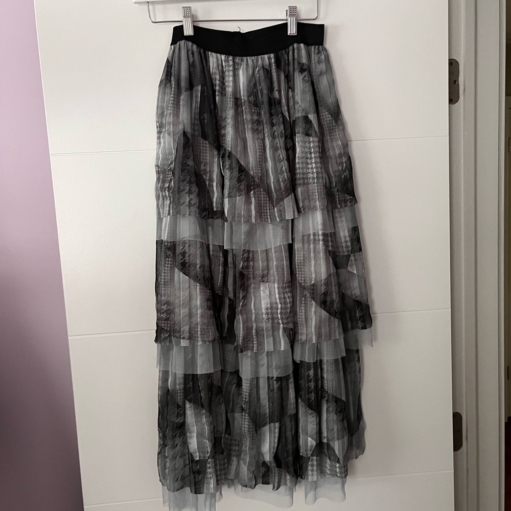 Lovely tiered tulle pull on women’s skirt black gray elastic waist midi — medium